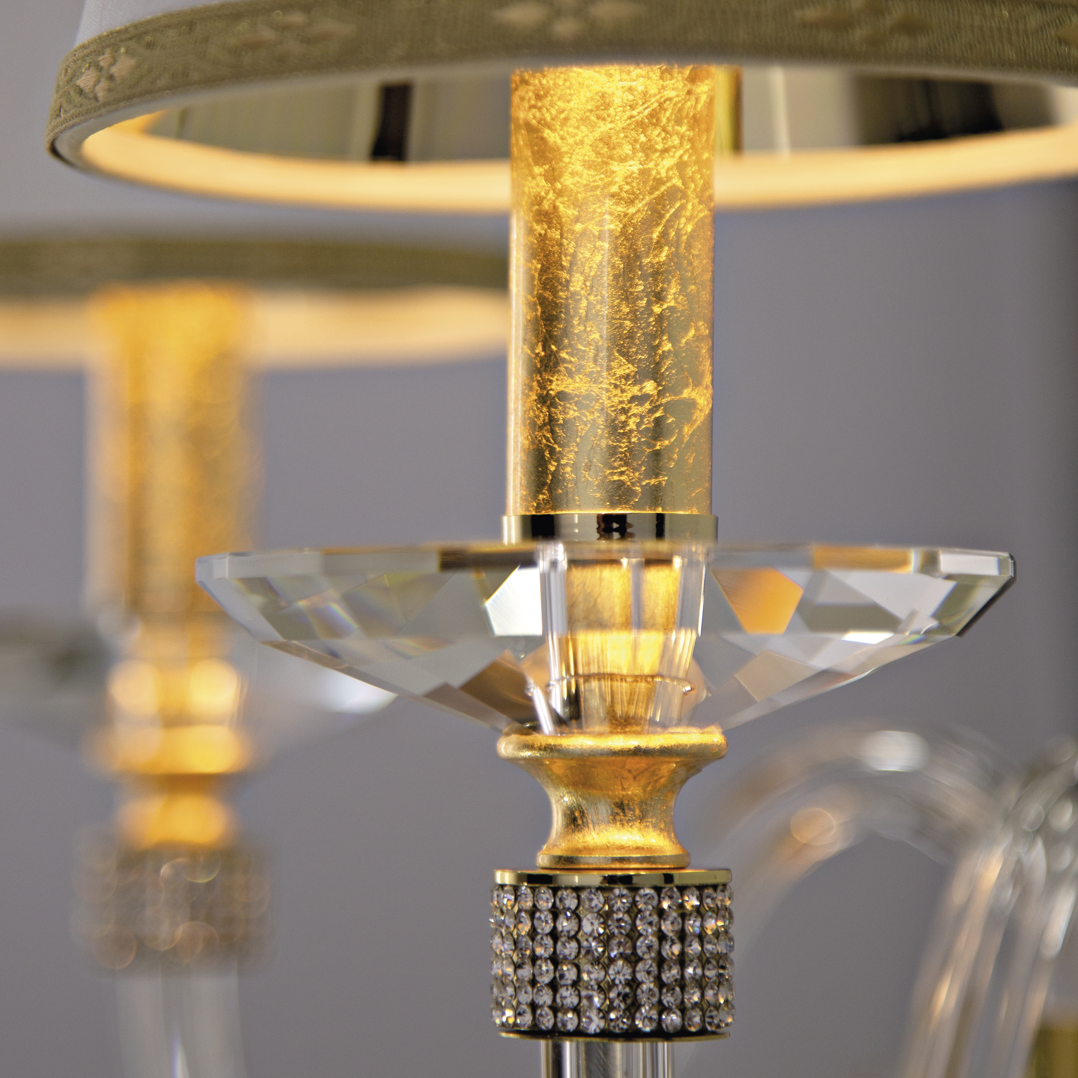 102 AP 2 gold leaf crystal pvc white gold shade macro1