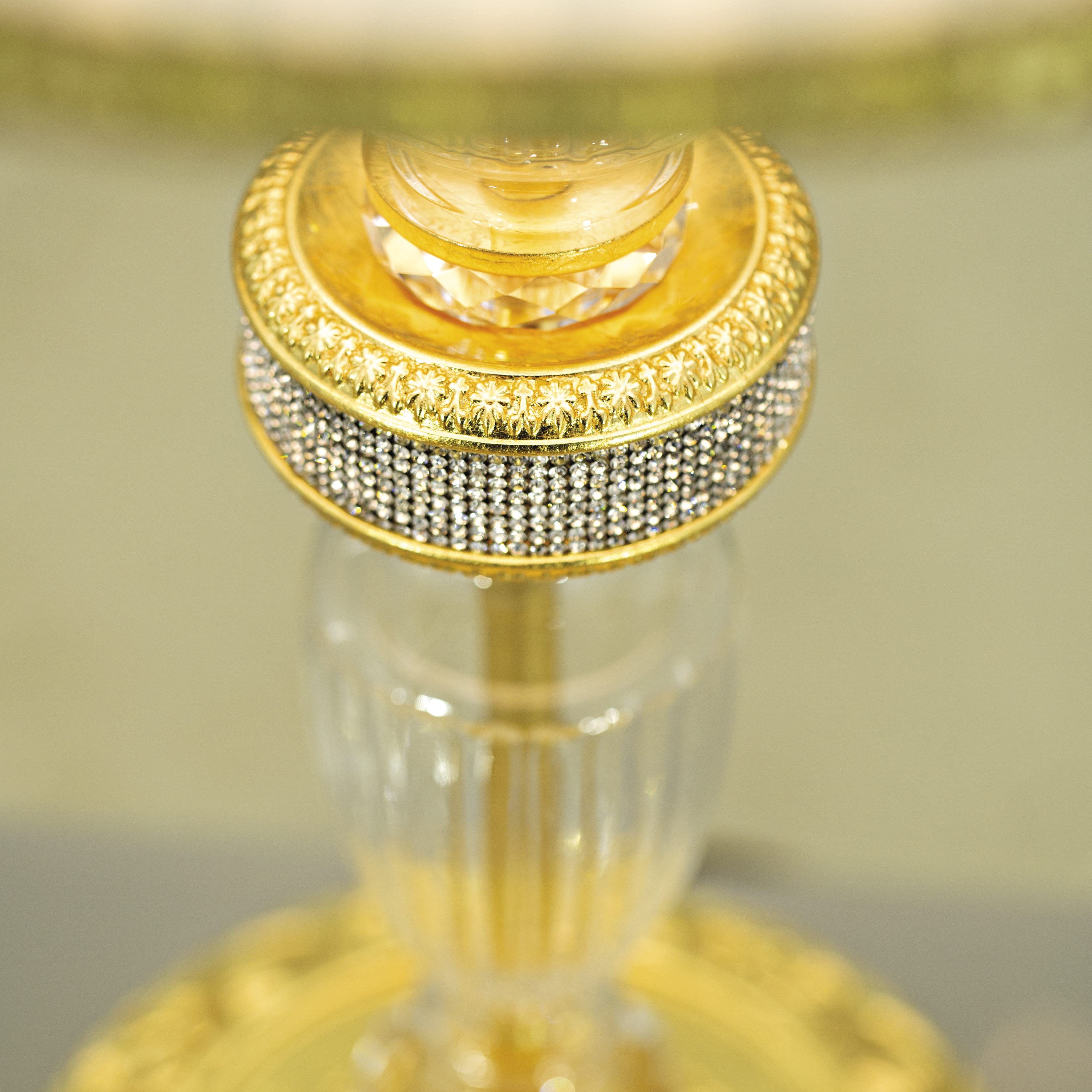 102_LG_gold_leaf_crystal_fabric_ivory_shade_macro3 102 LG gold leaf crystal fabric ivory shade macro3