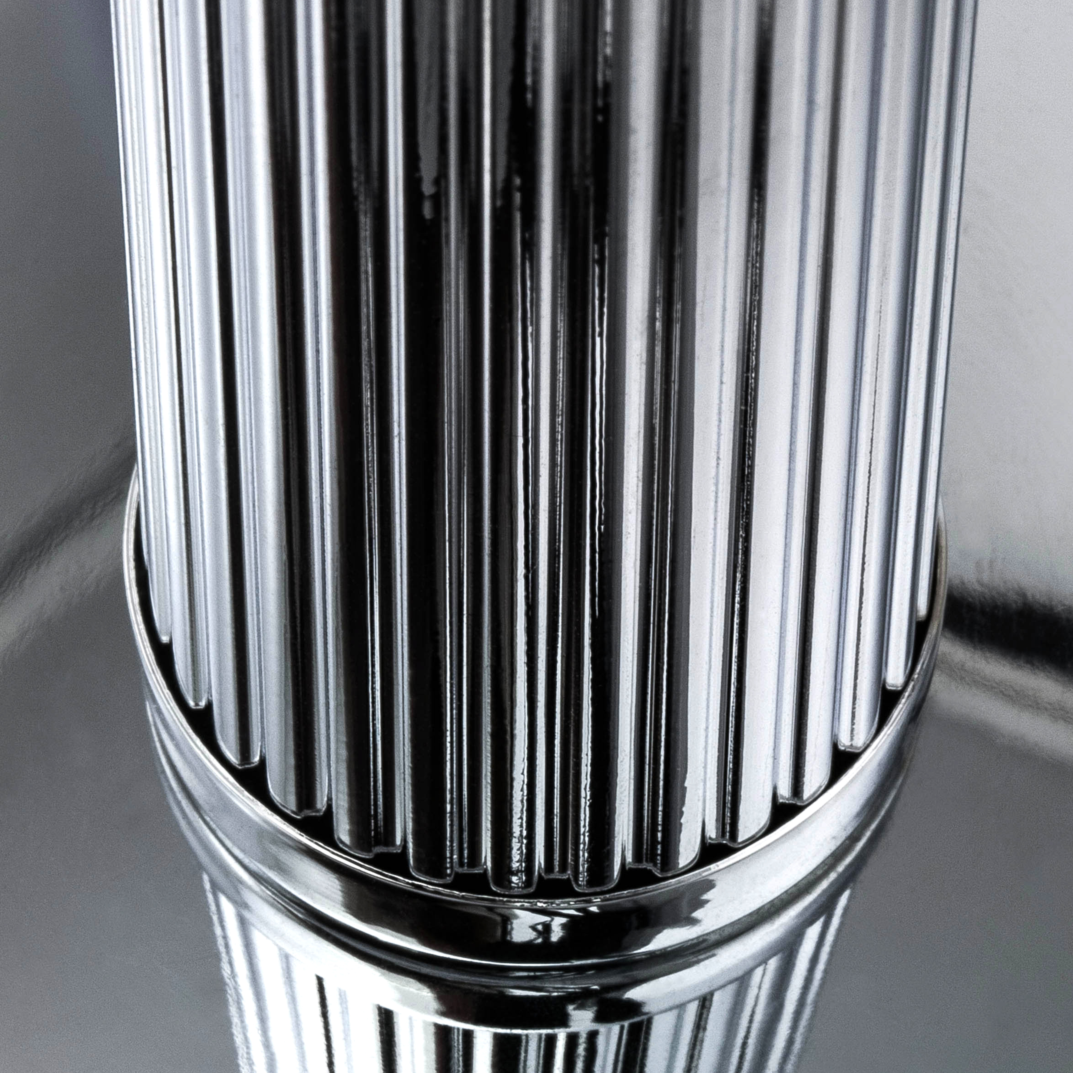 112 FL chrome black pvc silver leaf black shade macro2 Leonie GrandoLuce 1