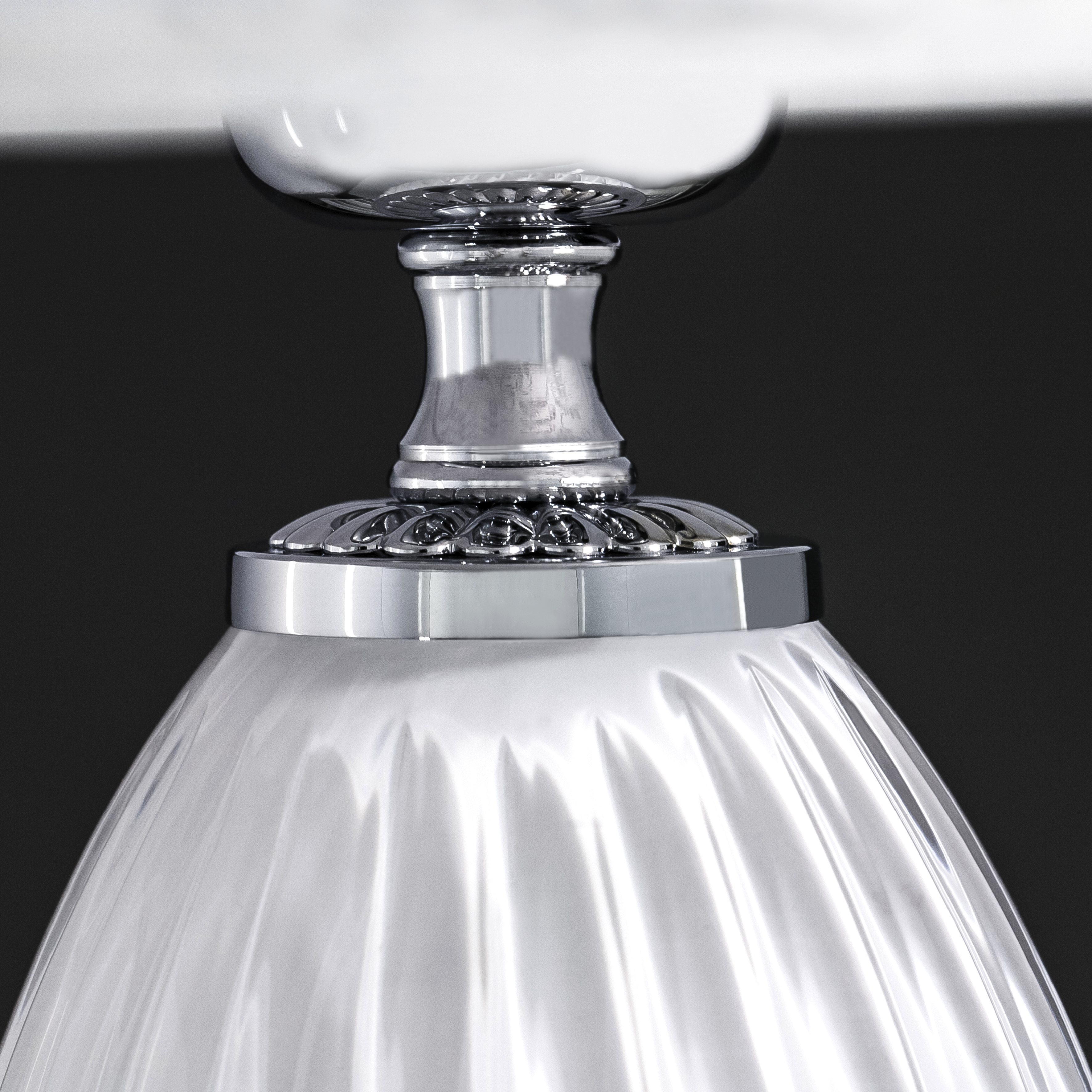 112 LG chrome white pvc silver leaf white shade macro2 Leonie GrandoLuce