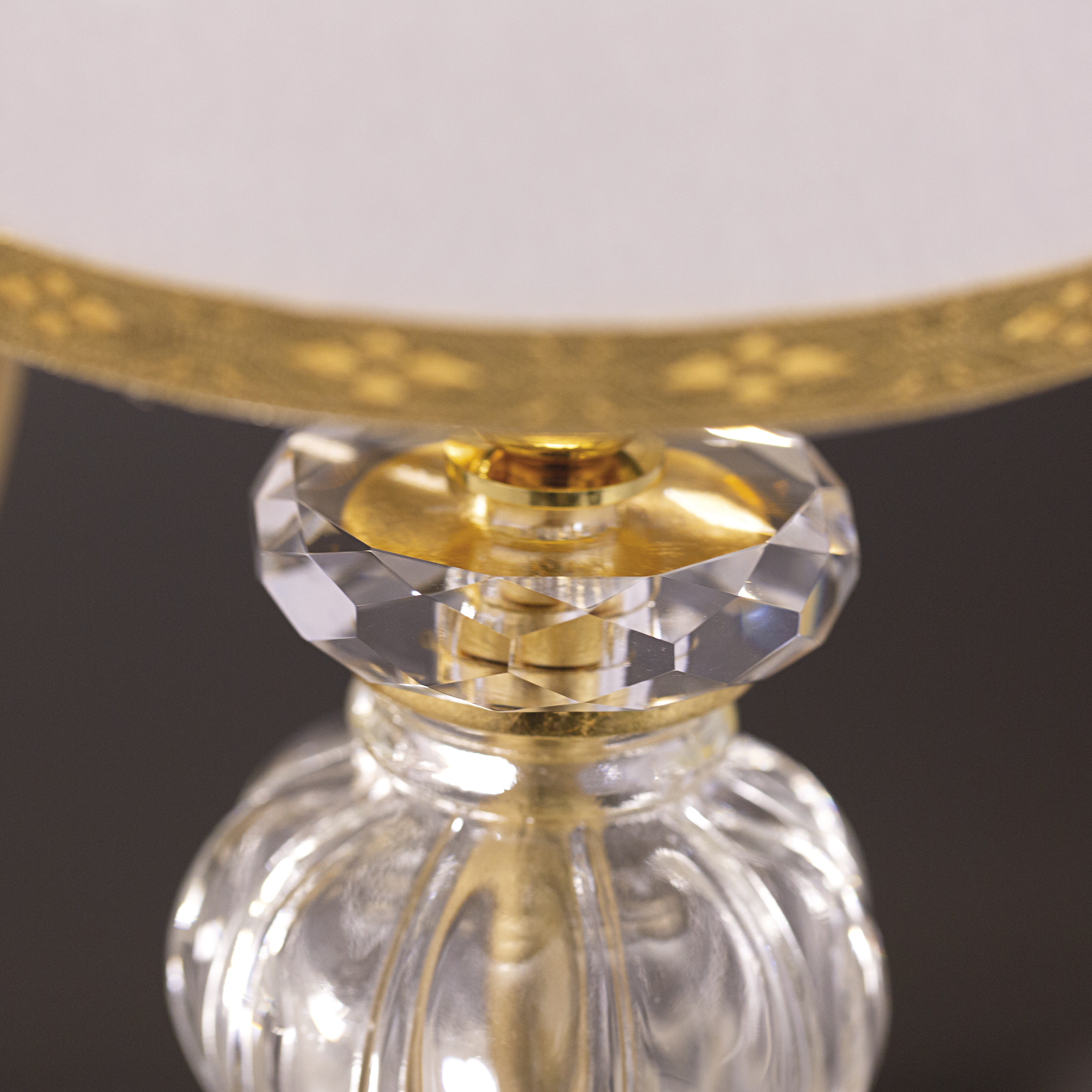 114 AP 1 gold leaf crystal pvc white gold shade macro2 Reina GrandoLuce